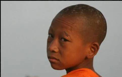 前就已经不知所踪了,村里的人说他们已经抛弃了这个孩子偷渡到缅甸了