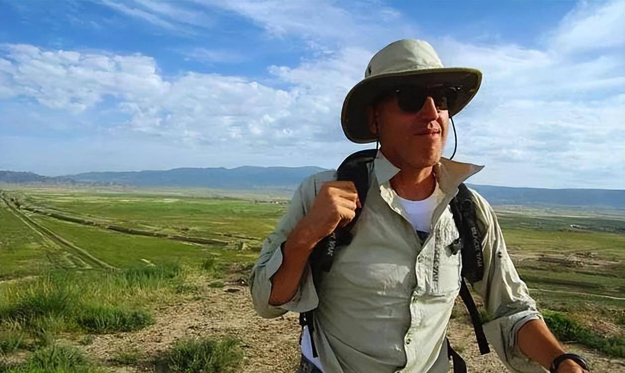 原创守护长城威廉林赛为长城捡垃圾22年只因对长城保持敬畏