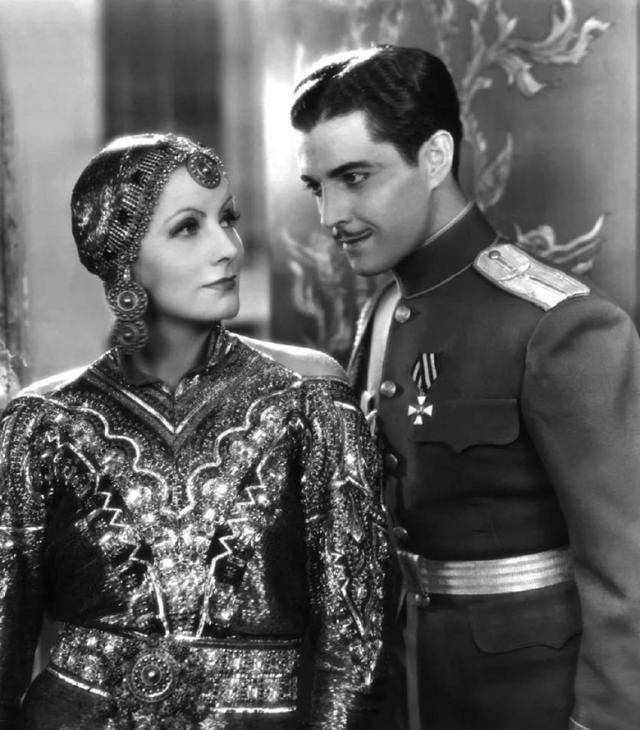 一战中的双重美女间谍枪决前一个妩媚眼神逼行刑人员闭眼开枪