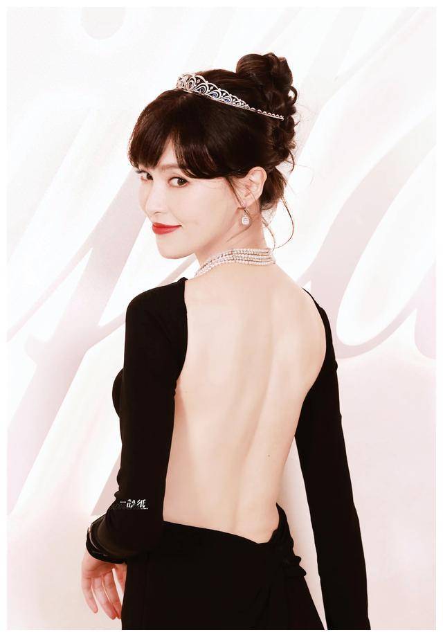 唐嫣衣风颂美惊艳亮相品牌活动巨背裙引争议