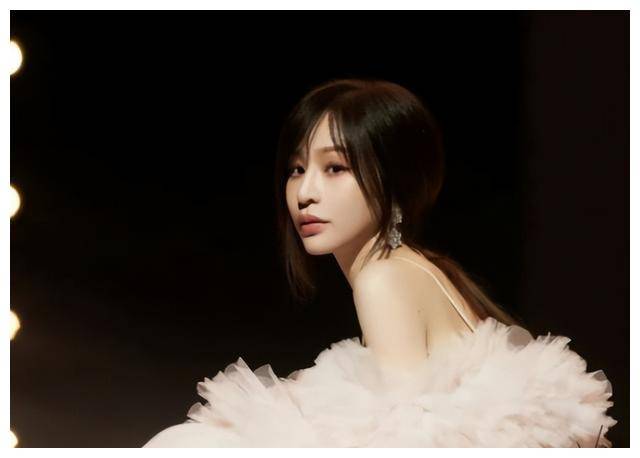 红的女星,如今差距早已拉开,真红还是假红一目了然_王心凌_万茜_金晨