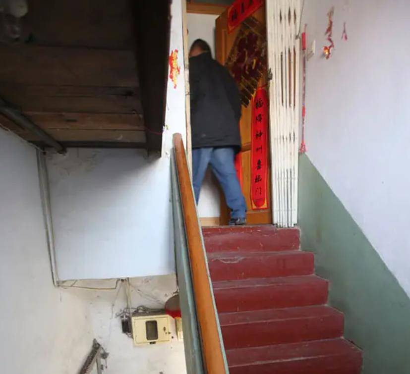 原创山东大爷五代人挤居炮楼58年墙厚72公分装暖气耗费20年