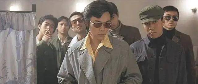 总之所有人都要对他毕恭毕敬,若非如此,他就会不由分说的把人拉起打一