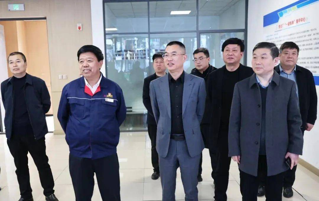 陈树海,副总经理杜海峰,财务管理部长解世鲜,侯运公司董事长孙杰文,总