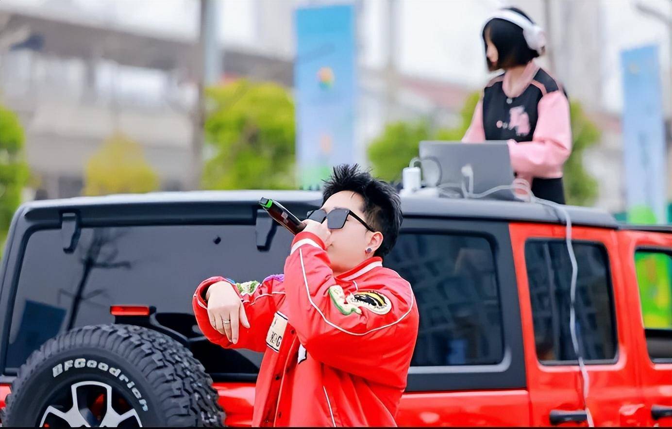 之后一首节奏十足的dj舞曲 实力派mc喊麦,将现场气氛推向了高潮,小舞