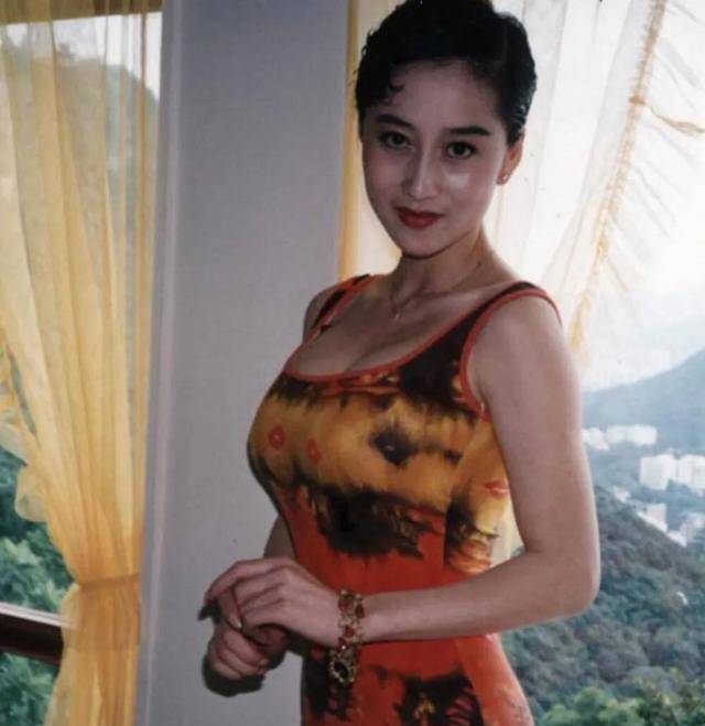 利智早期电影剧中身穿泳衣出演这样的剧情成为了经典镜头