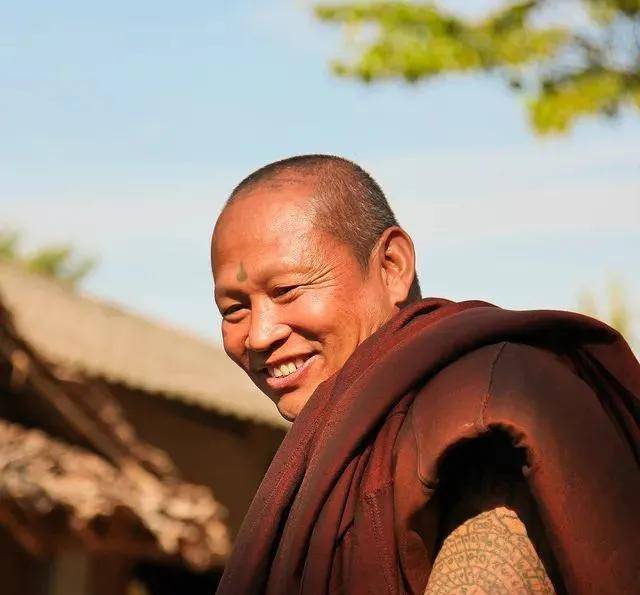 原创虎僧泰国和尚一人对抗40个毒贩只为保护孩子们不受毒贩侵害