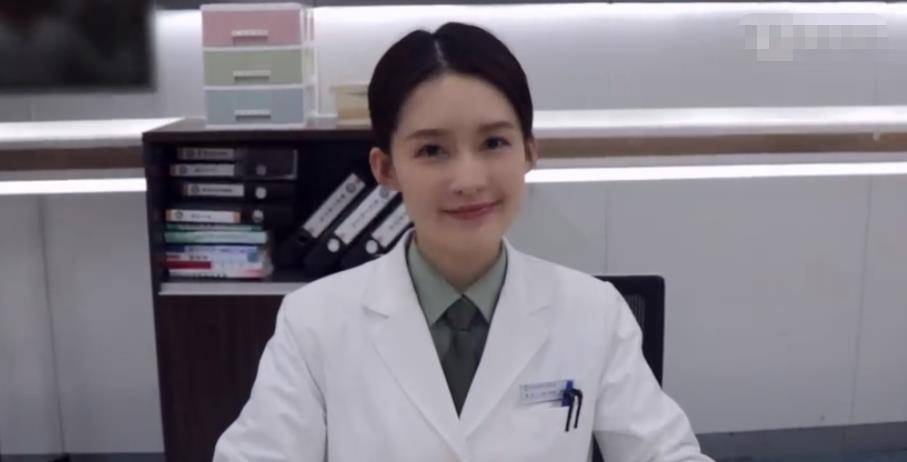 原创中版太阳的后裔来啦李沁饰军医又美又飒隔着屏幕都让人心动