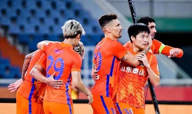 山东泰山转投国奥,年轻右路崭露头角,郑铮继任传奇_童磊_谢文_战术
