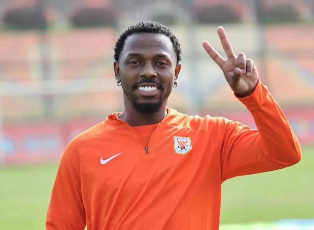 国足抵达新加坡,11人首发阵容确定!重用费南多,武磊搭档有奇兵