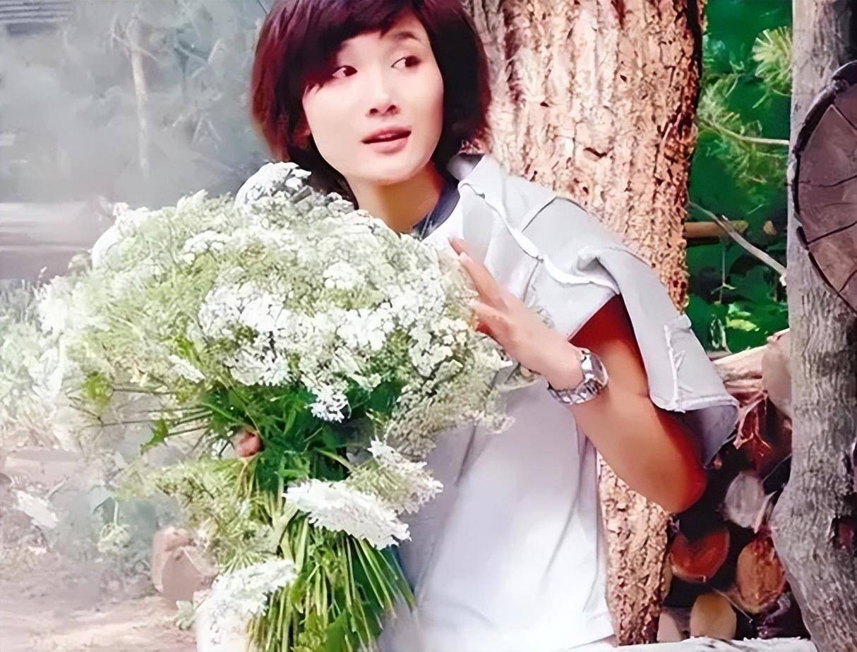 与相差11岁的潘雨辰结婚,但是仅仅两年就从现任变前任的潘雨辰,却做出