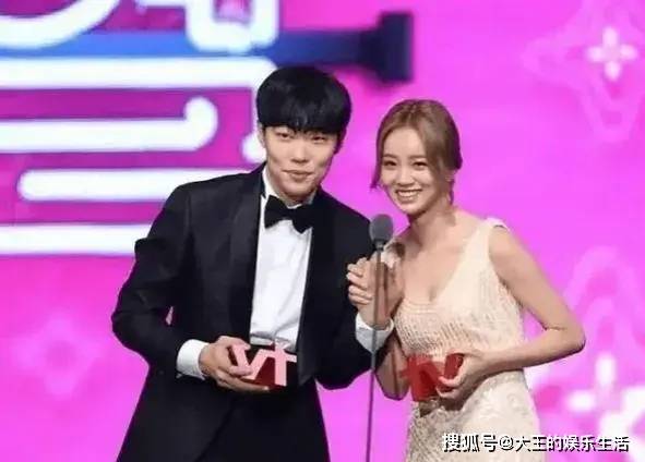 李惠利为感情争议道歉否认无缝衔接男方隐身引发网友不满