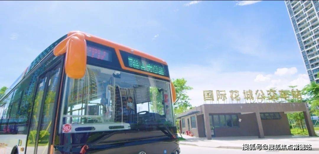 珠海;项目距港珠澳大桥直线距离仅约10公里;距广珠轻轨明珠站约9公里