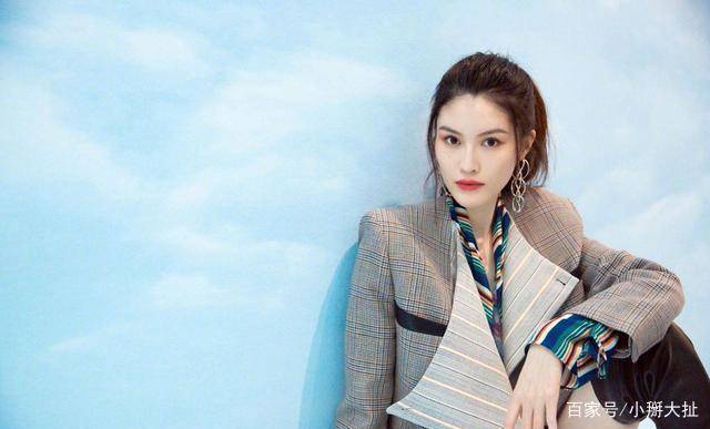 她曾是李咏砸金蛋助手,不甘平庸的她,远赴深造今成国际超模_何穗_中国