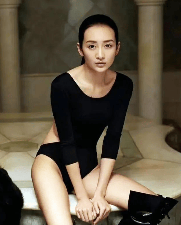 原创王鸥早年照片曝光青涩模样惹人羡坐在猩猩怀中丝毫不胆怯