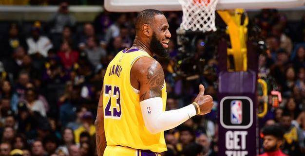 nba球星詹姆斯抱怨裁判扣分不公正判罚引发争议