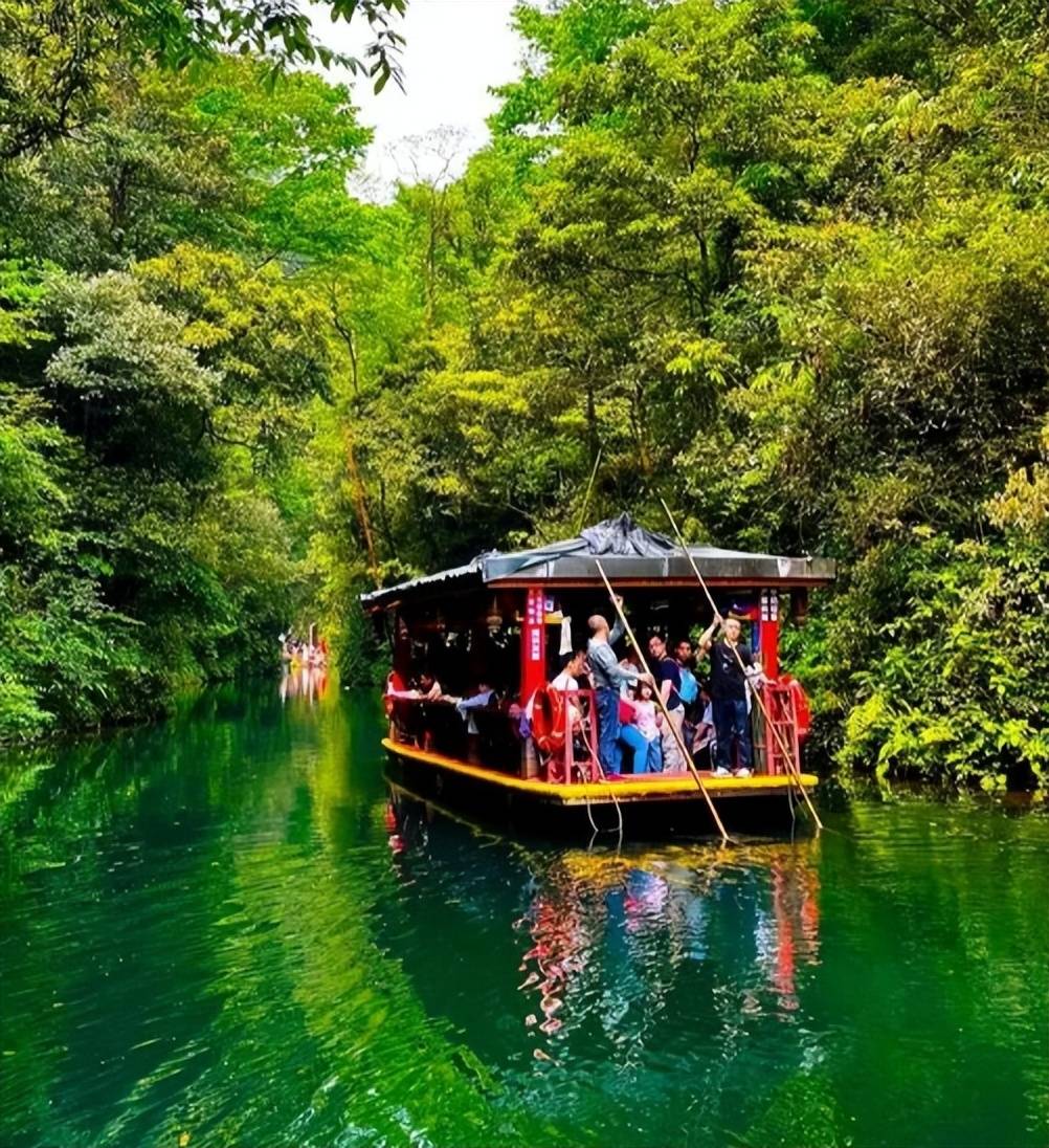宝峰湖则是一片宁静的湖泊,湖光山色交相辉映,美得让人窒息.