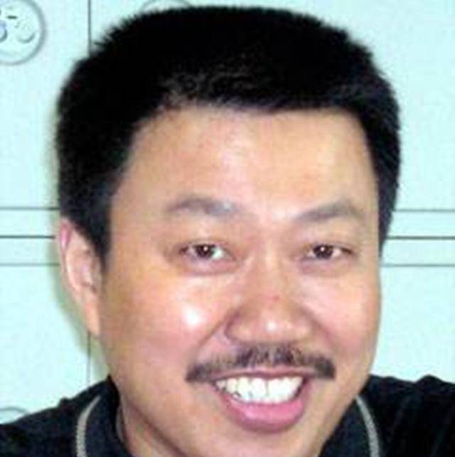 原创千万富翁戴俊为救打工妹身中数刀身亡追悼会上打工妹大声痛哭