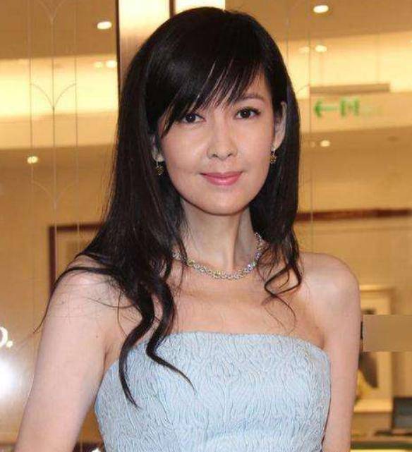 被称为香港"玉女",怕变老不晒太阳不生子,今53岁美的捏出水_周慧敏