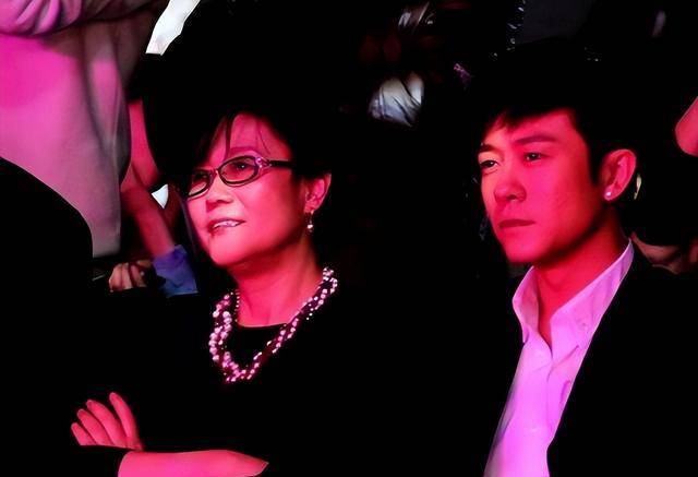 亲妈是导演干妈是导演20年都捧不红他却在娶妻改名后火了