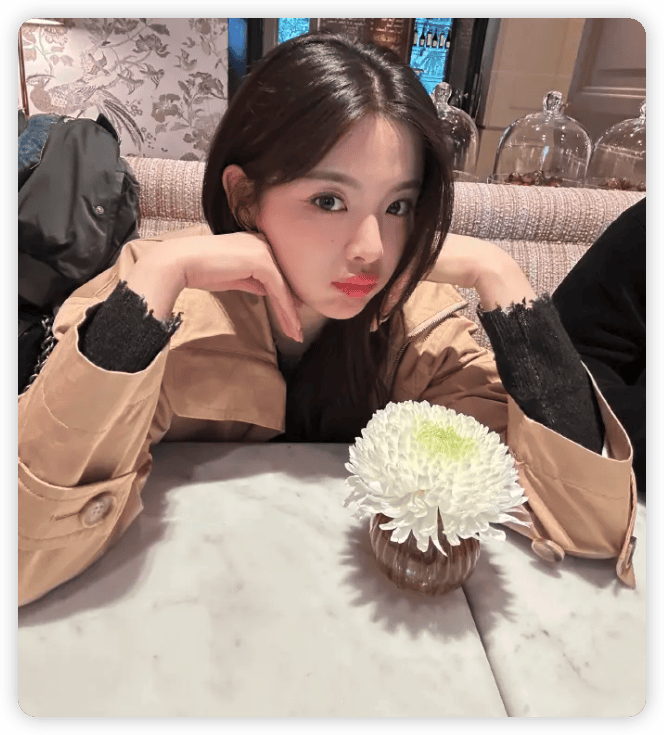 作为一名爱豆,杨超越在日常穿搭中展现了活泼的女团风格.