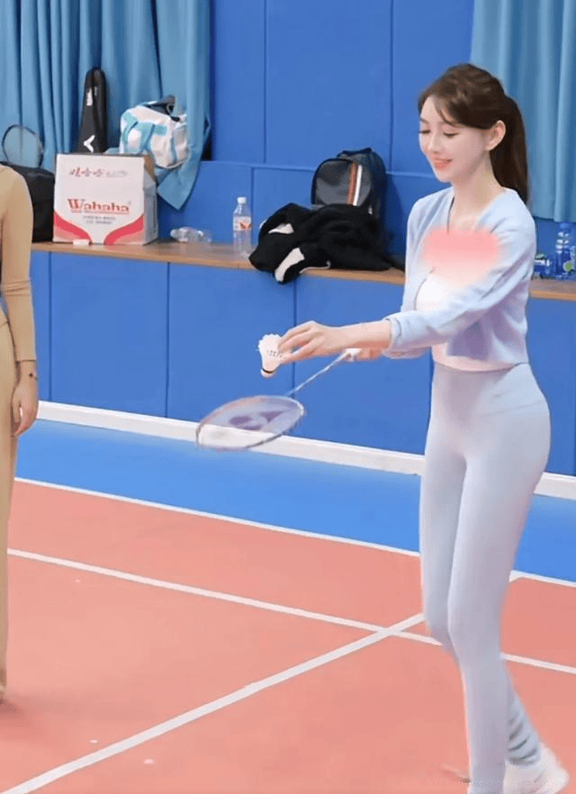 叶珂现身打羽毛球与黄晓明约会后心情大好打扮太精致疑似摆拍