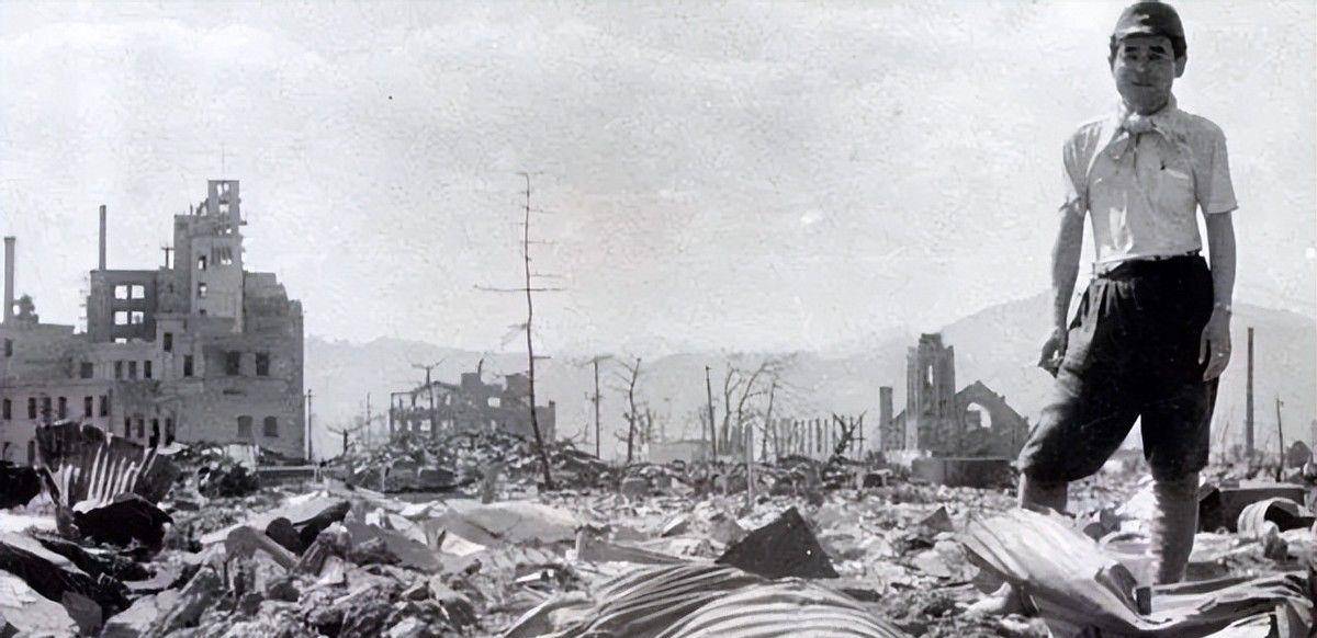 那个原子弹爆炸后背亡弟去火葬场的小男孩后来怎样了