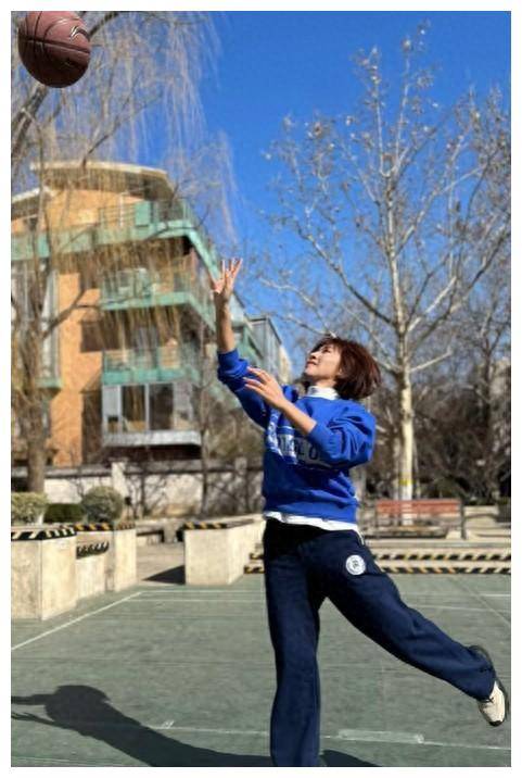 原创欧阳夏丹篮坛灌篮王惊艳表现从容百投百中球场风采闪耀