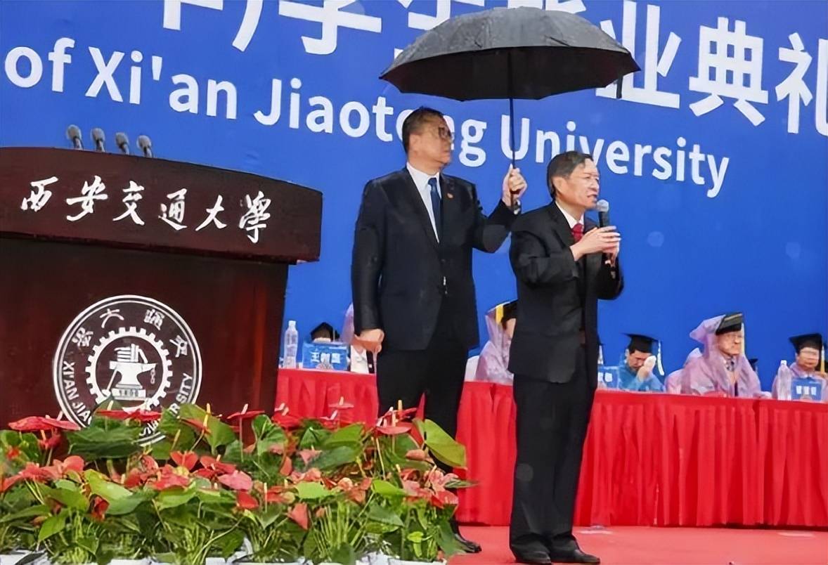 上海交大的校长和党委书记(上海交大的校长和党委书记哪个大)