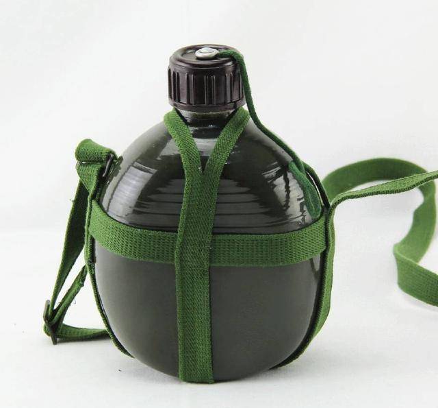 军用水壶看着简单里面却藏高科技很多当兵的也没发现