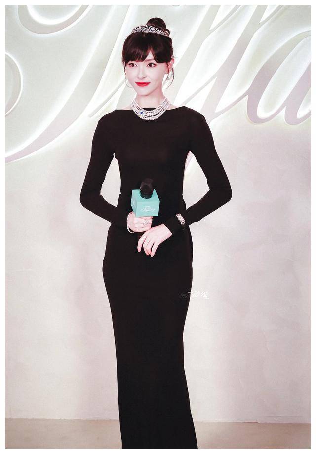 唐嫣赫本公主风登场品牌活动网友吐槽露背长裙美感不足