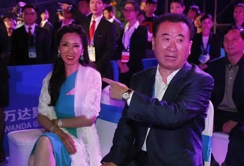 王健林的父亲军人出身活了101岁百岁生日时王健林为他祝寿