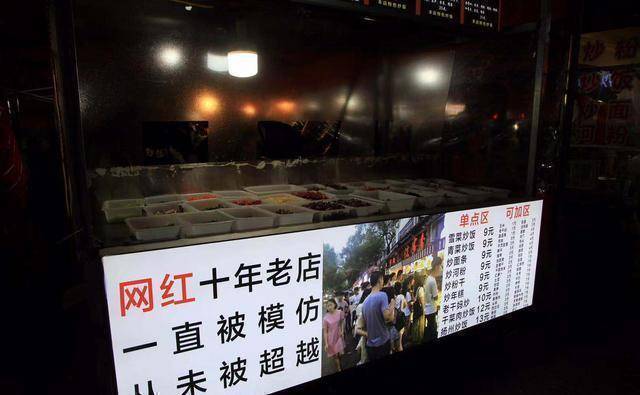 最火的夜市,几百米的路要走3个小时,到处都是学生情侣_摊位_城市_南昌