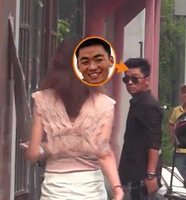 王宝强带冯青出街穿骷髅图衣服大佬范十足女方头发披散面容憔悴