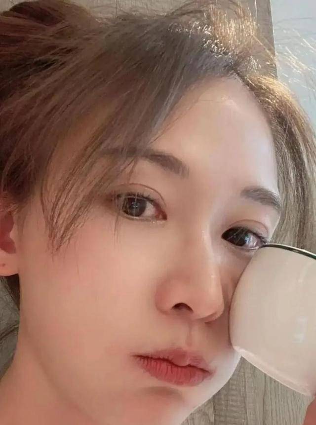 志玲姐姐晒出了一张歪着头,手握咖啡的脸部特写照片,好状态迎来了一片