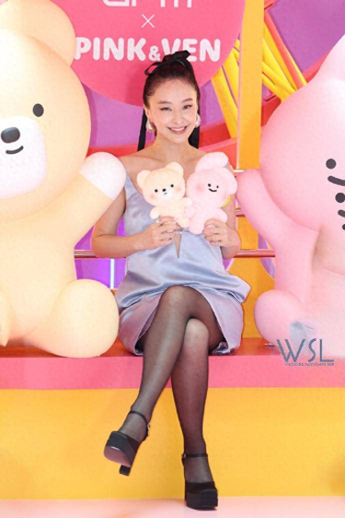 陈滢当天是穿着蓝色开身材复古吊带裙出席活动,头发用黑色带扎着头发