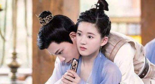 原创杨洋给赵露思挡太阳上热搜杨洋粉丝讥讽赵露思买热搜倒贴