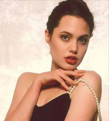 因为朱莉很瘦,身上都没什么肉,纹身时的痛好像都能渗透到骨头里了