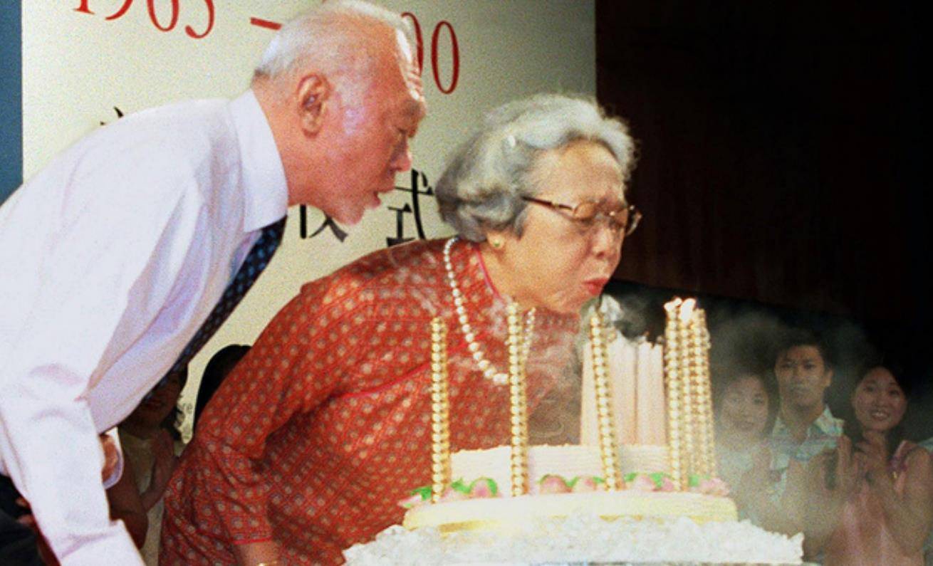 原创1947年秘密结婚相伴63年妻去世葬礼上李光耀两次吻别感动世人