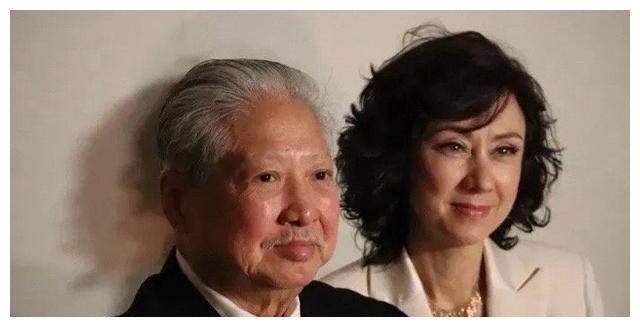 洪金宝最新近况73岁红光熠熠大放精神光芒妻子气质迷人