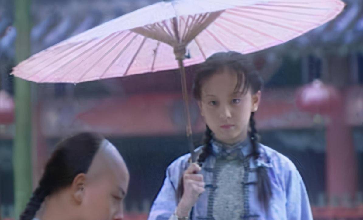 在之后,她出演了由释小龙主演的《少年黄飞鸿》,她在里面饰演的是敢爱