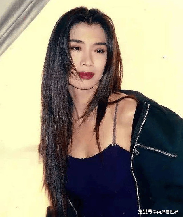 从曾经的性感迷人到现在的身材臃肿,吴家丽的变化无疑是巨大的.