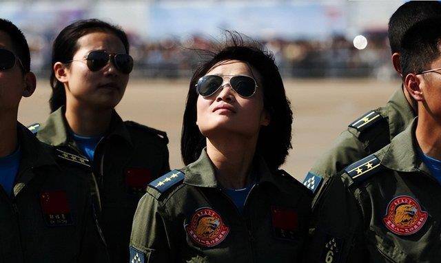 中国首批歼击机女飞行员余旭跳伞时因撞到僚机副翼不幸牺牲