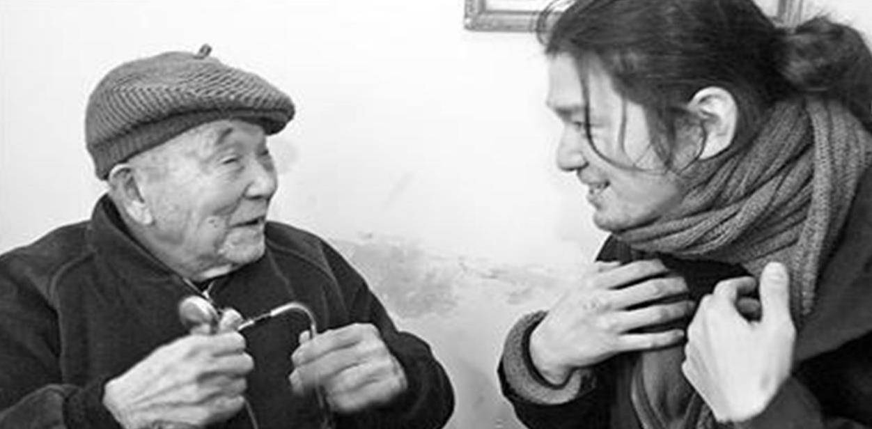 山东医生坚持免费给人看病女儿看报纸后才知父亲的身份不简单