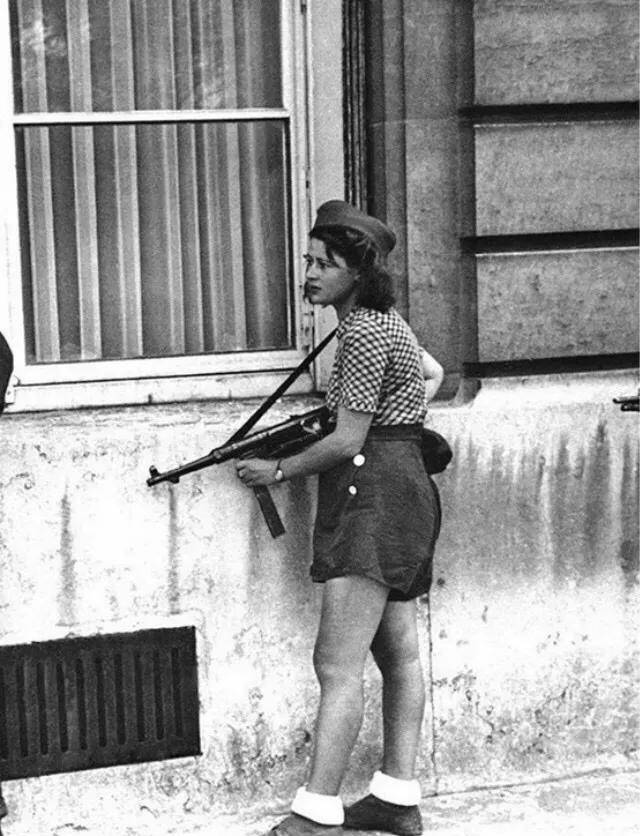 二战时期的法国女人究竟有多惨被德军欺负完被自己人欺负