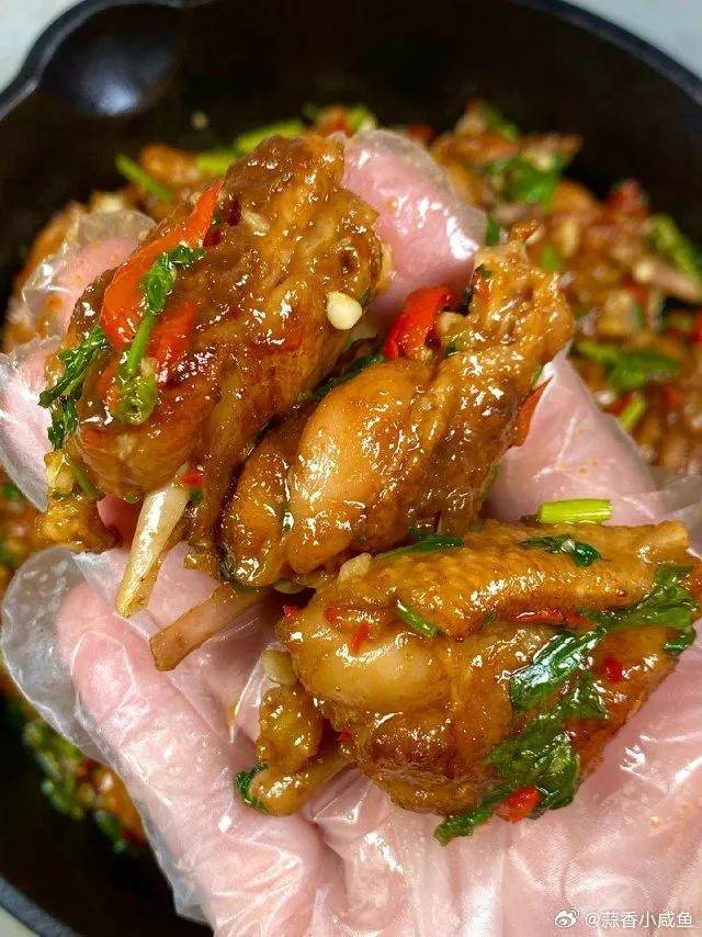 香菜辣鸡翅一道令人垂涎欲滴的美食