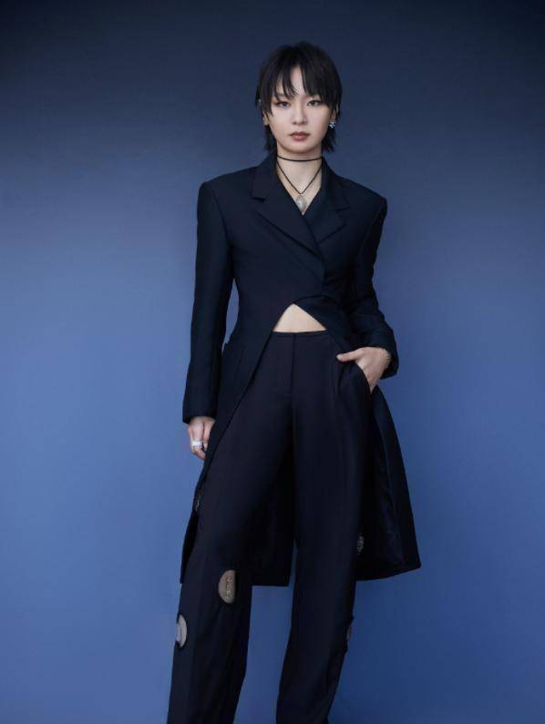 原创原创千年老二周笔畅16年后再次成团穿灰色燕尾服气场不减当年