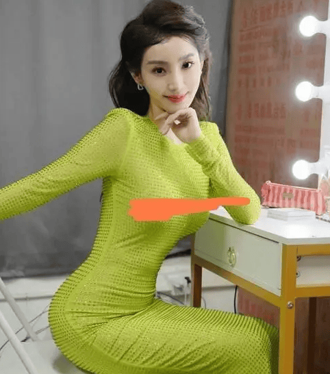 女主播直播出事故翻手机意外露出不雅照当事人回应是油画