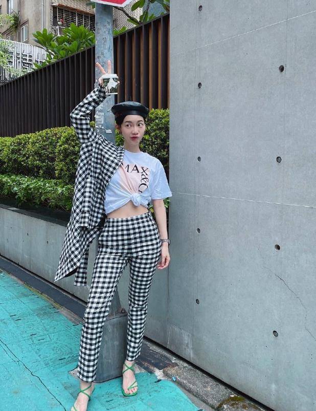 原创曾之乔罕见营业穿棋格纹套装酷帅有型纤细小腰曲线迷人