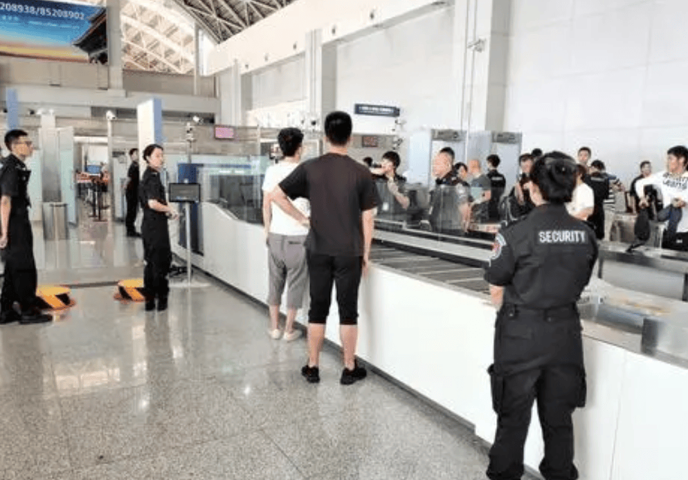 机场安全员提醒:这3样东西可以带上飞机,好多人不懂直接扔掉了_物品_